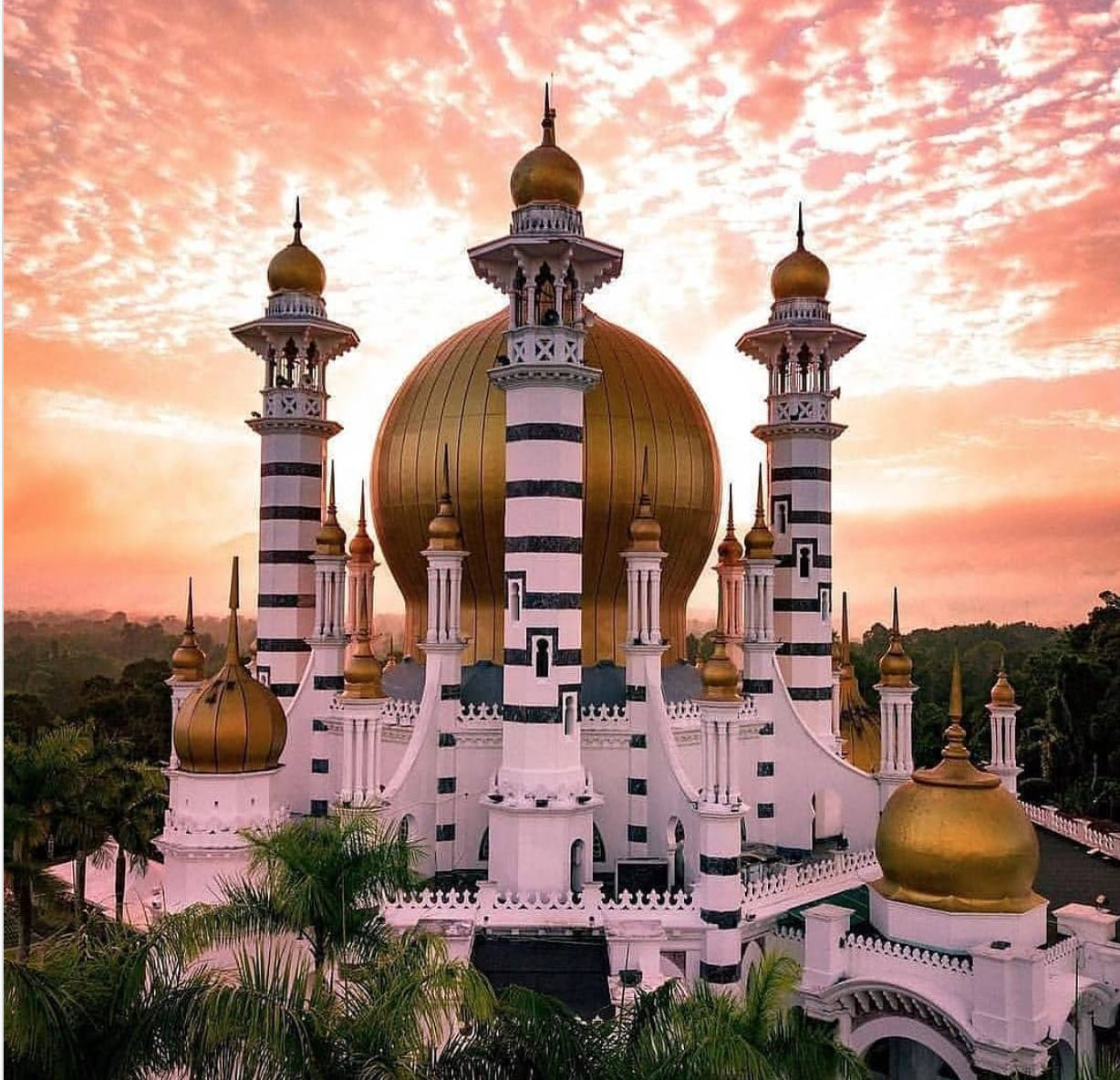 Красивый мечеть в мире цветами